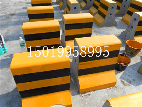 水泥隔离墩