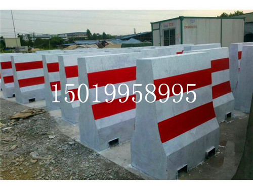 水泥隔离墩
