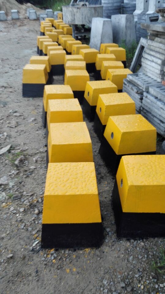 水泥隔离墩
